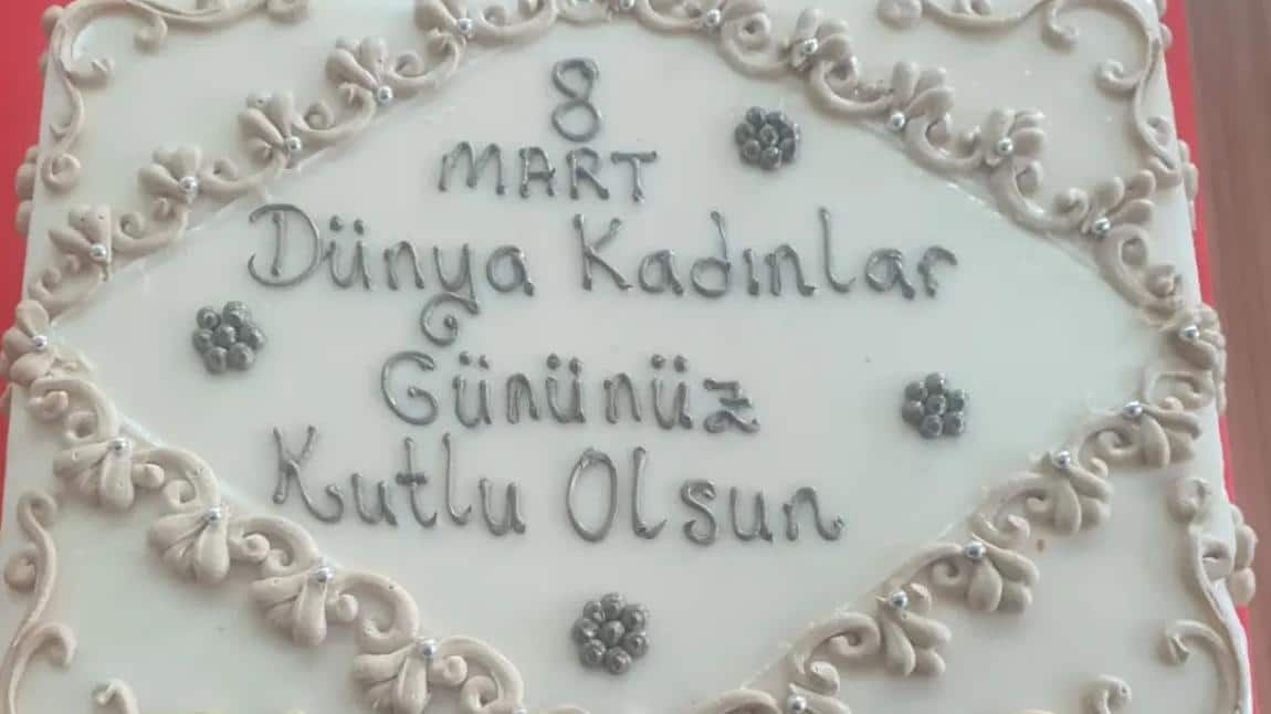 8 Mart Dünya Kadınlar Günü münasebetiyle Okul Müdürümüz Osman Işık Öğretmenlerimize yaş pasta ikramında bulundu. Kadın öğretmenlerimizin gününü kutladı.